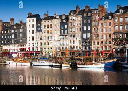 Häuser und Boote am alten Hafen, Vieux Bassin, Honfleur, Calvados, Normandie, Frankreich Stockfoto