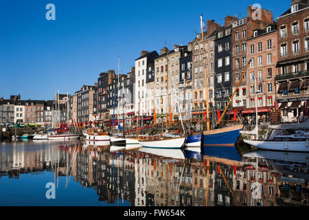 Häuser und Boote am alten Hafen mit Reflexionen in ruhigem Wasser, Vieux Bassin, Honfleur, Calvados, Normandie, Frankreich Stockfoto