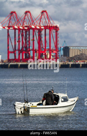 Boot Angler Angeln mit Rute und die Flut an neuen Brighton auf dem Fluss Mersey, Wallasey, Merseyside, UK Stockfoto