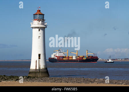 Barsch Rock Leuchtturm oder Light House Schiff NIKOLAS (IMO: 9203526, MMSI: 357388000) ist ein Container schiff Erbaut im Jahr 2000, und derzeit unter der Flagge von Panama, in den Fluss Mersey, da es Ansätze seinen Liegeplatz im Hafen von Liverpool, von zwei Schleppern unterstützt.. Stockfoto