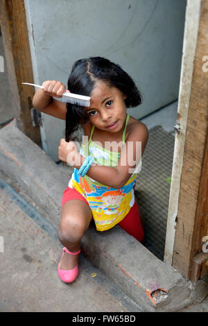 Mädchen, Bürsten Sie ihr Haar, Slum Favela 21 de Abril, São Paulo, Brasilien Stockfoto