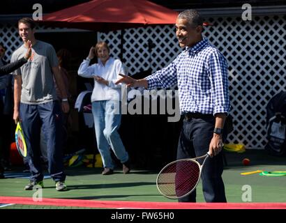 US-Präsident Barack Obama reagiert während einer Klinik Tennis auf dem Tennisplatz des weißen Hauses während der jährlichen Easter Egg Roll 28. März 2016 in Washington, DC. Stockfoto