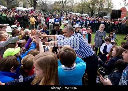 US-Präsident Barack Obama begrüßt Kinder an der jährlichen Easter Egg Roll auf dem South Lawn des weißen Hauses 28. März 2016 in Washington, DC. Stockfoto