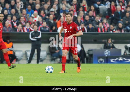 Xabi Alonso in Aktion während des Spiels Champions League FC Bayern München - FC Arsenal in der Allianz Arena, München Stockfoto