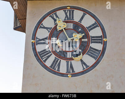 alte Wanduhr mit Fenster auf Turm Uhrturm Nahaufnahme im Freien. Festung Schlossberg in Graz, Österreich Stockfoto