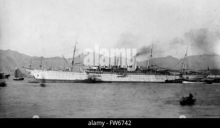 AJAXNETPHOTO. 1900 (CA.). HONG KONG, CHINA. -ORIENT LINER - DIE CANADIAN PACIFIC RAILROAD LINER KAISERIN VON CHINA ODER KAISERIN VON JAPAN (SCHWESTER SCHIFFE) UMGEBEN VON SAMPANS UND DSCHUNKEN AN LIEGEPLÄTZEN IM HAFEN. FOTO: AJAX VINTAGE BILD BIBLIOTHEK REF: EMPRESS CHINA 1900 01 Stockfoto