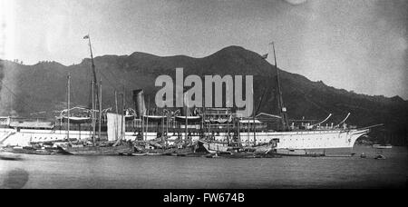 AJAXNETPHOTO. 1900 (CA.). HONG KONG, CHINA. -ORIENT LINER - DIE CANADIAN PACIFIC RAILROAD LINER KAISERIN VON CHINA ODER KAISERIN VON JAPAN (SCHWESTER SCHIFFE) UMGEBEN VON SAMPANS UND DSCHUNKEN AN LIEGEPLÄTZEN IM HAFEN. FOTO: AJAX VINTAGE BILD BIBLIOTHEK REF: EMPRESS CHINA 1900 02 Stockfoto