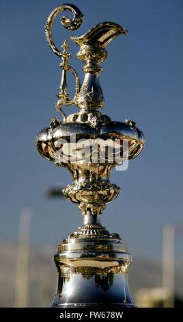 AJAXNETPHOTO. 1987. PERTH, WESTAUSTRALIEN. -AMERICAS CUP - DIE "AULD MUG" ODER "100 GUINEA CUP", DER GEWINNER DER ERSTEN 60 MEILE RUND UM DIE ISLE OF WIGHT RENNEN, DER SCHOONER YACHT AMERICA UND DIE DANACH GEGEBEN WURDE BEKANNT ALS "AMERIKAS" CUP-WELTWEIT ÄLTESTE AKTIVE SPORTLICHE TROPHÄE. FOTO: JONATHAN EASTLAND/AJAX. REF: CUP 87 Stockfoto