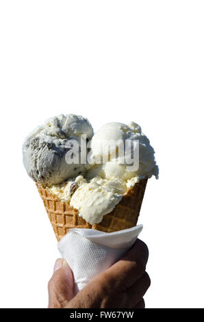 Hand hält einen Kegel mit Eis isoliert auf weiss Stockfoto