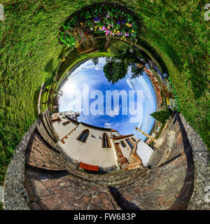 Chapelle Sainte Sebastien kleinen Planeten. Krümmung des Raumes. Touristisches Konzept. Stockfoto