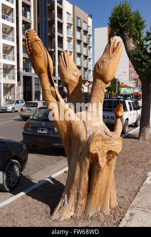 GESCHNITZTE BAUM, PUERTO MADRYN, ARGENTINIEN - CA. DEZEMBER 2015.  Mehrere Bäume in Puerto Madryn haben in Stücke von geformt worden ein Stockfoto