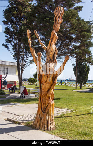 GESCHNITZTE BAUM, PUERTO MADRYN, ARGENTINIEN - CA. DEZEMBER 2015.  Mehrere Bäume in Puerto Madryn haben in Stücke von geformt worden ein Stockfoto