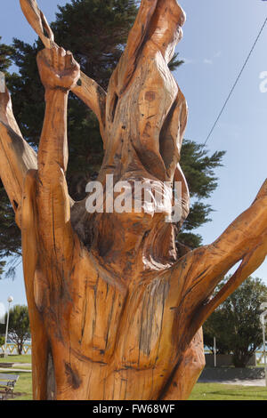 GESCHNITZTE BAUM, PUERTO MADRYN, ARGENTINIEN - CA. DEZEMBER 2015.  Mehrere Bäume in Puerto Madryn haben in Stücke von geformt worden ein Stockfoto