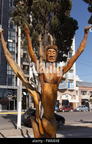 GESCHNITZTE BAUM, PUERTO MADRYN, ARGENTINIEN - CA. DEZEMBER 2015.  Mehrere Bäume in Puerto Madryn haben in Stücke von geformt worden ein Stockfoto