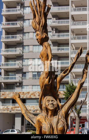 GESCHNITZTE BAUM, PUERTO MADRYN, ARGENTINIEN - CA. DEZEMBER 2015.  Mehrere Bäume in Puerto Madryn haben in Stücke von geformt worden ein Stockfoto