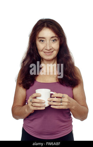 Frau hält eine Tasse in der hand Stockfoto