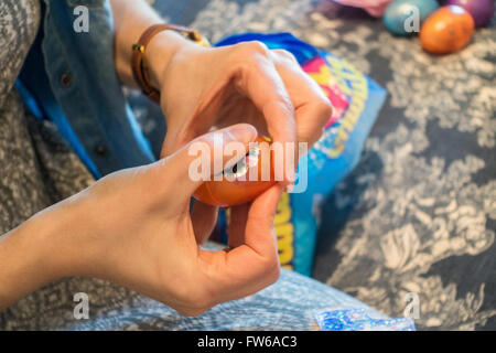 Nahaufnahme der Hand einer Frau Aufklebern in Kunststoff Ostereier. USA Stockfoto