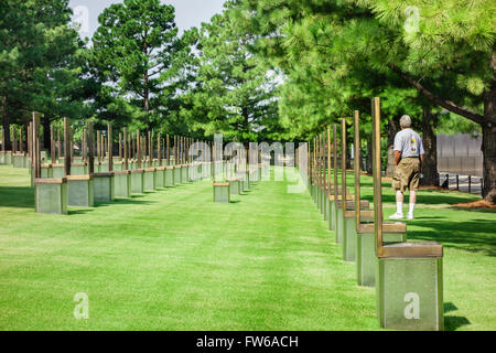 Besucher gehen auf dem Gebiet der Stühle zu Ehren der Opfer der Oklahoma City Bombing. Oklahoma City, Oklahoma, USA. Stockfoto