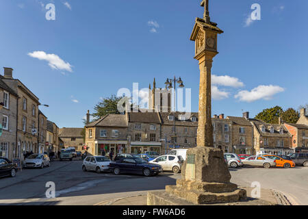 Stow-on-the-Wold Marktplatz im späten Abendlicht, Cotswolds, Gloucestershire, England, UK Stockfoto