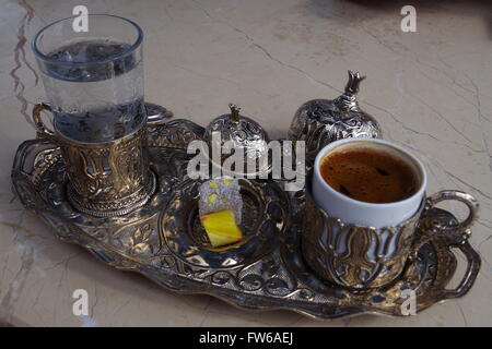 Türkischer Kaffee und Freude auf einem silbernen Tablett serviert Stockfoto
