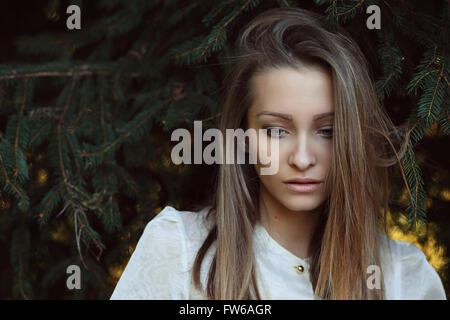 Schöne junge Frau in ihren Gedanken verloren. Einsamkeit und Melancholie Stockfoto