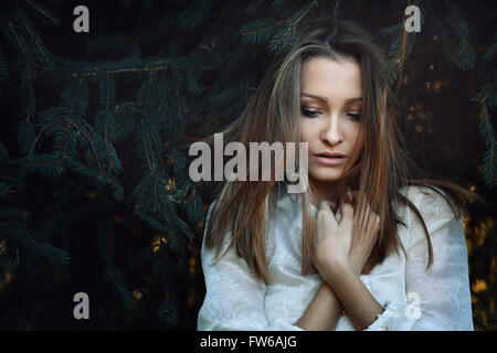 Schöne junge Frau mit traurigen Ausdruck. Einsamkeit und Melancholie Stockfoto