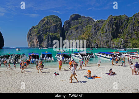 Maya Bay, überfüllt mit Touristen und Ausflugsboote, Insel Phi Phi Leh, Thailand. Stockfoto