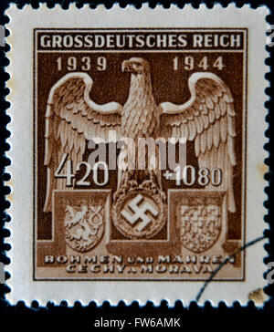 Deutsche REICH - ca. 1944: Eine Briefmarke gedruckt, Deutschland zeigt Adler und Hakenkreuz, circa 1944 Stockfoto