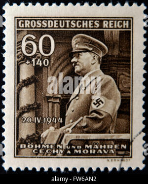 Deutsche REICH - ca. 1944: Eine Briefmarke gedruckt in Deutschland zeigt Bild von Adolf Hitler, circa 1944 Stockfoto