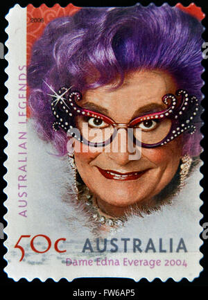 Australien - ca. 2004: Eine Briefmarke gedruckt in Australien zeigt Dame Edna Everage, ca. 2004 Stockfoto