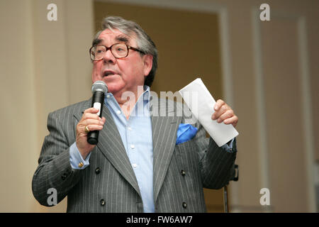 Ronnie Corbett, britischer Komiker, unterhaltsame Publikum im nach dem Essen-Event in London im Jahr 2007 Stockfoto