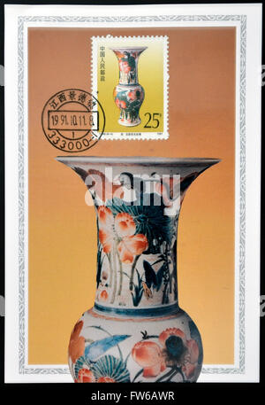 CHINA - CIRCA 1991: Eine Briefmarke gedruckt in China zeigt fünf farbige Porzellanvase der Quing-Dynastie, ca. 1991 Stockfoto