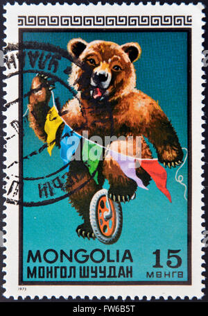 Mongolei - CIRCA 1973: Eine Briefmarke gedruckt in Mongolei zeigt ein Braunbär, Zirkus-Serie, ca. 1973 Stockfoto