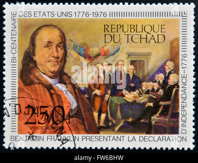 Tschad - ca. 1976: Eine Briefmarke gedruckt im Tschad, zeigt zeigt Benjamin Franklin präsentiert die Declaration of Independence, ca. 1976 Stockfoto