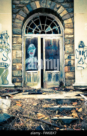 Veranda und Tür in Graffiti auf alten verlassenen Gebäude bedeckt Stockfoto