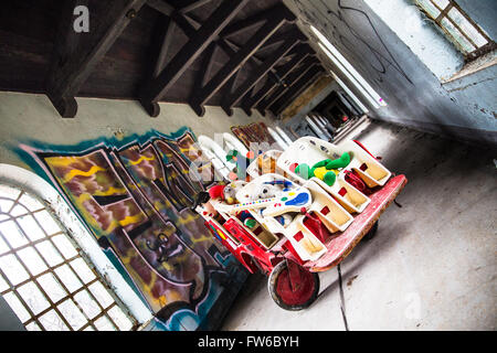 Orangeburg, New York, USA - 17. Februar 2016: Unheimliche Szene mit Einkaufswagen voller Spielsachen in verlassenen Kinderstation am Rockland Stockfoto