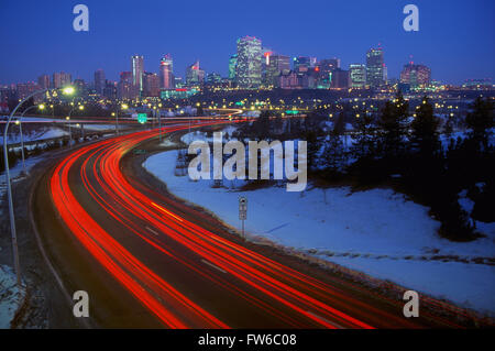 Edmonton-Skyline bei Nacht mit Streifen Auto Rückleuchten. Edmonton, Alberta, Kanada Stockfoto