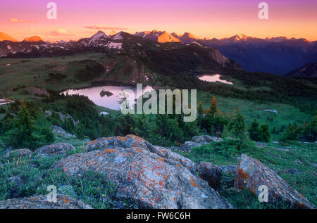 Überblick über einen alpinen See und die Berge bei Sonnenuntergang, Sunshine Village Ski Area, Banff Nationalpark, Alberta, Kanada Stockfoto