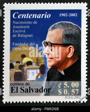 EL SALVADOR - ca. 2002: Briefmarke gedruckt in El Salvador shows war Bild des Heiligen Josemaria Escrivá de Balaguer römisch katholisch Stockfoto