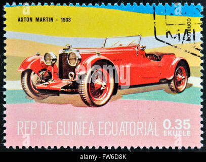 ÄQUATORIAL GUINEA - CIRCA 1974: Eine Briefmarke gedruckt in Guinea, Oldtimer, gewidmet zeigt Aston Martin, 1933, ca. 1974 Stockfoto