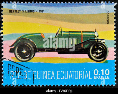 ÄQUATORIAL GUINEA - CIRCA 1974: Eine Briefmarke gedruckt in Guinea, Oldtimer, gewidmet zeigt Bentley 3 Liter, 1921, ca. 1974 Stockfoto