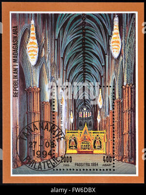 Madagaskar - CIRCA 1994: Eine Briefmarke gedruckt in Madagaskar zeigt Interieur in der Westmister Abbey, circa 1994 Stockfoto