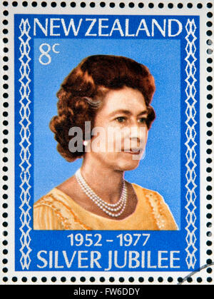 Neuseeland - CIRCA 1977: A Briefmarke gedruckt in Neuseeland zeigt Porträt von Queen Elizabeth, circa 1977. Stockfoto