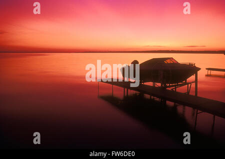 Boot bei Dämmerung, Mulhurst, Pigeon Lake, Alberta, Kanada Stockfoto