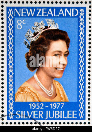 Neuseeland - CIRCA 1977: A Briefmarke gedruckt in Neuseeland zeigt Porträt von Queen Elizabeth, circa 1977. Stockfoto