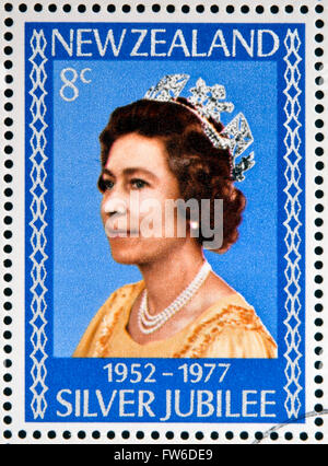 Neuseeland - CIRCA 1977: A Briefmarke gedruckt in Neuseeland zeigt Porträt von Queen Elizabeth, circa 1977. Stockfoto