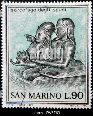 SAN MARINO - ca. 1971: Eine Briefmarke gedruckt in San Marino gewidmet alten Etrusker zeigt Sarkophag von wenigen verheiratet Stockfoto