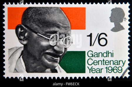 Vereinigtes Königreich - ca. 1969: eine Briefmarke gedruckt in Großbritannien zeigt Mahatma Gandhi und Flagge von Indien, ca. 1969 Stockfoto