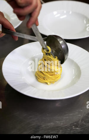 Handgemachte Pasta mit schwarzen Trüffeln, Gubbio, Umbrien, Italien Stockfoto