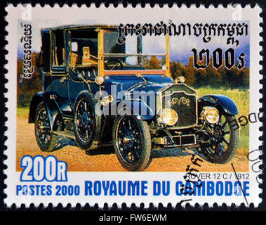 Kambodscha - CIRCA 2000: Eine Briefmarke gedruckt in Kambodscha zeigt Oldtimer, Rover 12 C, 1912, circa 2000 Stockfoto